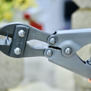 Kìm cộng lực 8 inch MCC SUSMC-02 tích hợp khóa chuôi bằng khoen và lỗ treo dụng cụ tiện lợi.