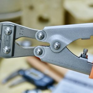 Kìm cộng lực 8 inch MCC SUSMC-02 sử dụng tốt trong môi trường hóa chất ăn mòn và nước muối mặn.